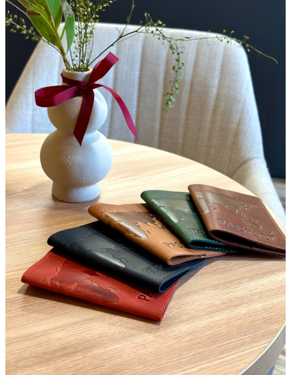 Шкіряна обкладинка для паспорта з картою та написом 