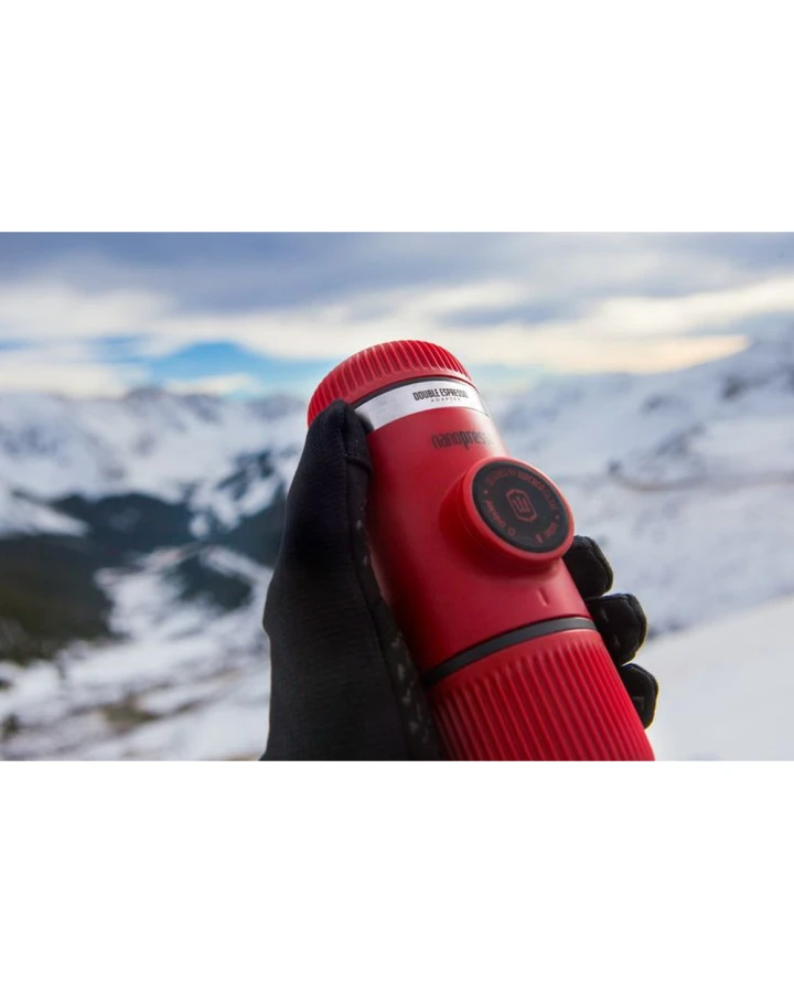 Портативна еспресо-кавоварка Wacaco Nanopresso червона з чохлом, механічна, для меленої кави