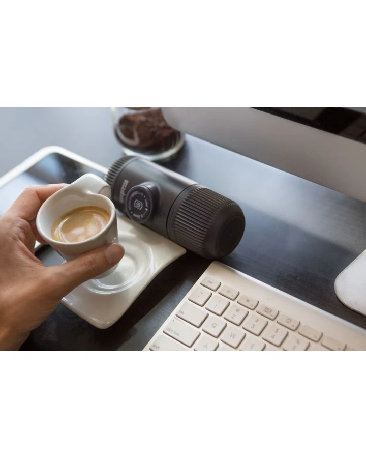 Портативна еспресо-кавоварка Wacaco Nanopresso сіра, механічна, для меленої кави